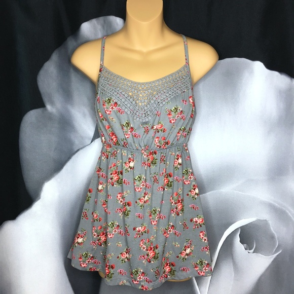 Fitted Floral Crochet Accent Top - Picture 2 of 4